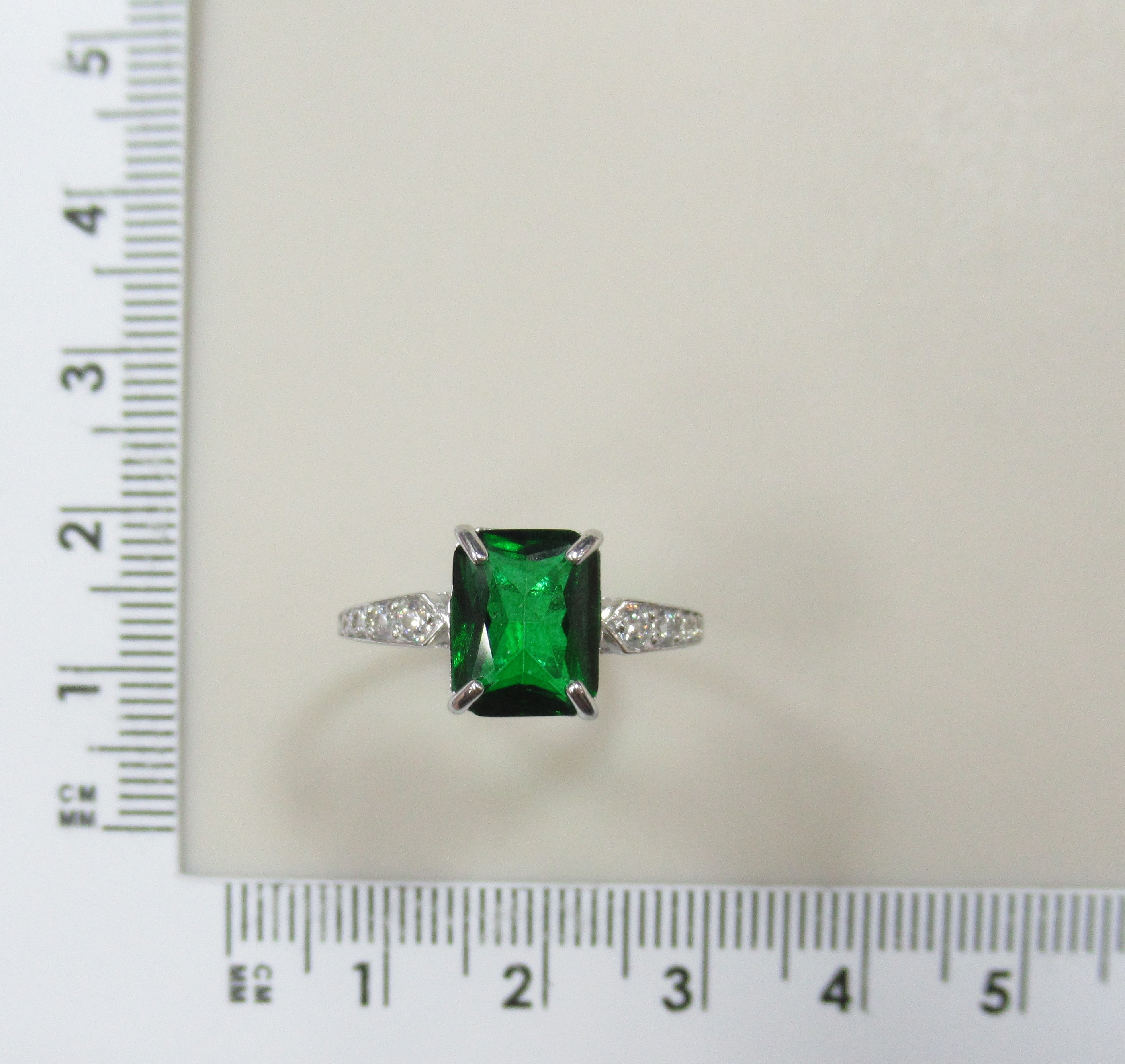 Серебряное кольцо с зеленым топазом